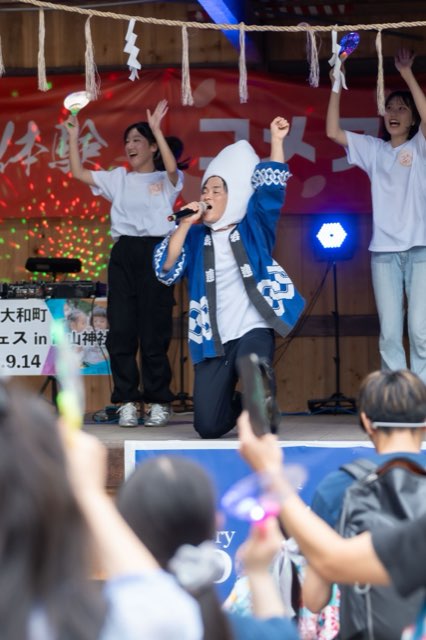 米型の帽子でステージを盛り上げる出演者