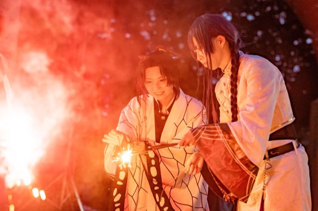 夜の境内で花火をする出演者