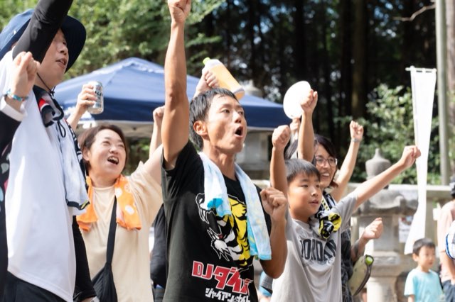 拳を上げて盛り上がる来場者