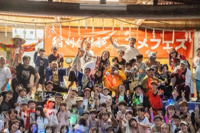 集合写真で盛り上がる出演者と来場者