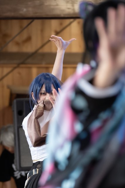 ステージで踊るコスプレパフォーマー