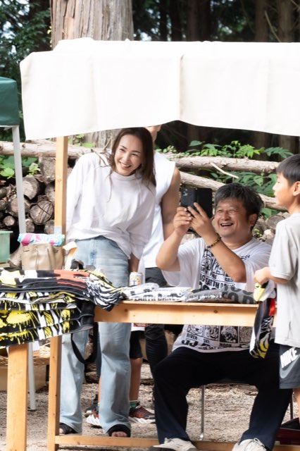 屋台で笑顔の来場者たち